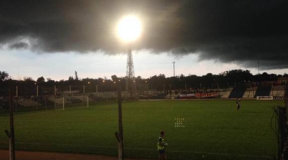 La tormenta durante el partido entre Cerro Largo y Tacuarembó. Foto: Francisco Silva