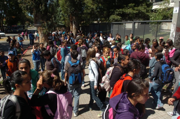 Docentes denuncian sobrepoblación en liceos y ya analizan medidas - 01/03/2017 - EL PAÍS Uruguay