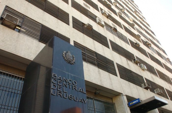 BCU paga tasas de 5.45% en pesos ajustados a la inflación. Foto: AFP