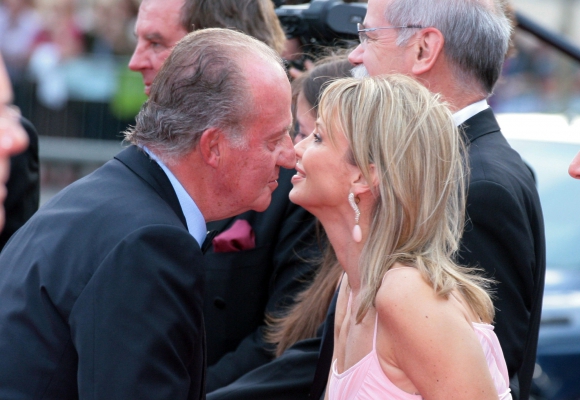 El rey Juan Carlos saluda a la alemana Corina zu Sayn-Wittgenstein.