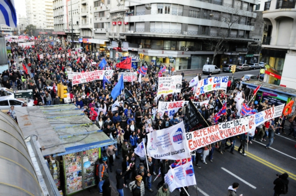 Masiva marcha de sindicatos docentes por el centro de Montevideo. Foto: Marcelo Bonjour