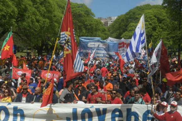 Organizaciones sindicales de todo el continente participan de la movilización. Foto: Francisco Flores.