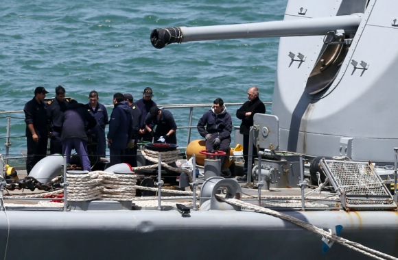 Miembros de las fuerzas navales trabajan intensamente en la búsqueda del submarino. Foto: Reuters