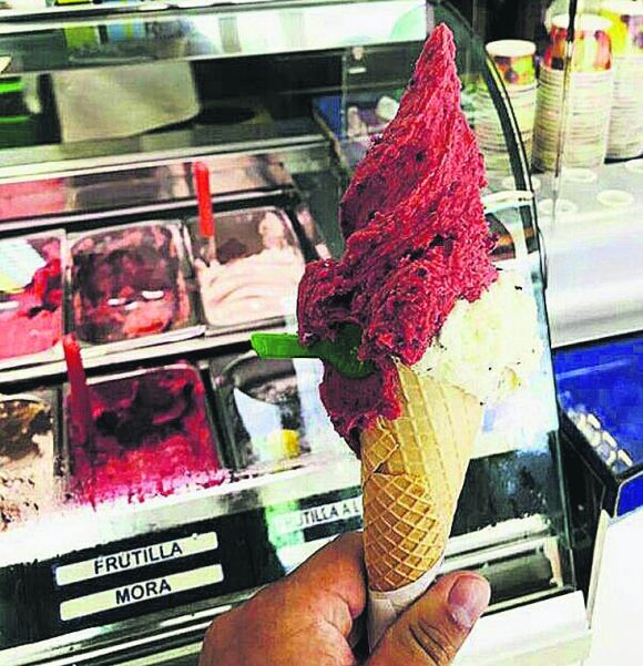 Los helados de fruta se venden como pan caliente. Foto: El País