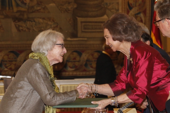 Ida Vitale recibiendo el premio Reina Sofía. Foto: EFE