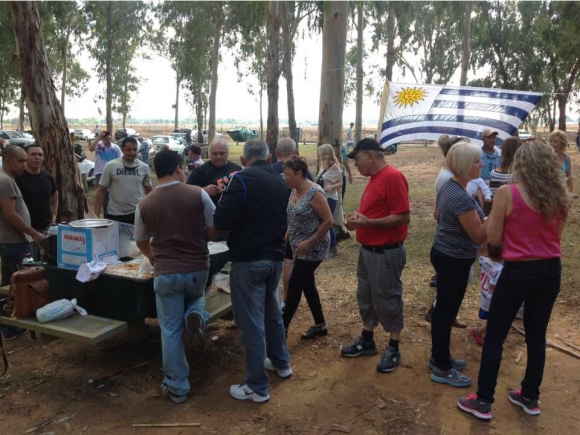 Parte de la comunidad uruguaya en una actividad organizada por la Embajada.