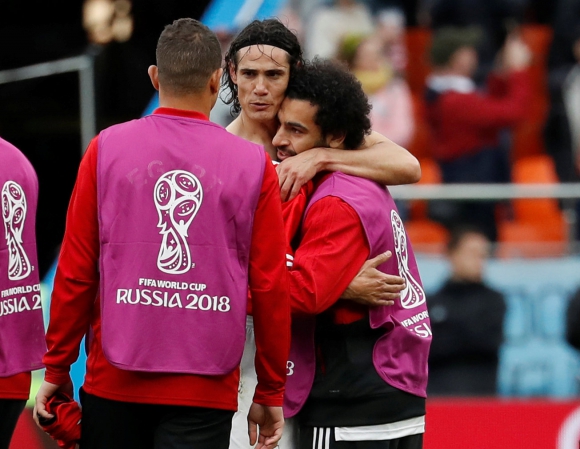 Cavani junto a Salah al término del partido entre Uruguay y Egipto este viernes.