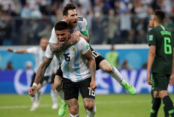 Lionel Messi colgado del hÃ©roe argentino: Marcos Rojo. Foto: Reuters