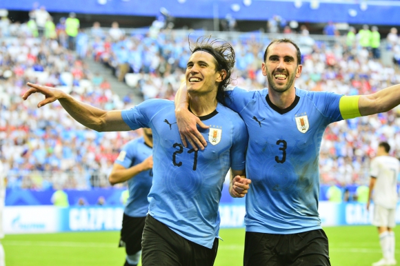 Cavani y Godín celebran el gol del "Matador" ante Rusia. Foto: Nicolás Pereyra.