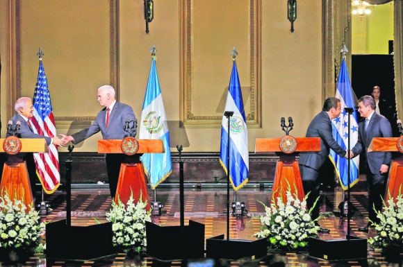 Salvador Sánchez Cerén (El Salvador), Mike Pnce, Jimmy Morales (Guatemala) y Juan O. Hernández (Honduras). Foto: Reuters