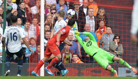 Gol de Luis SuÃ¡rez a Hugo Lloris en Liverpool. Foto: AFP.