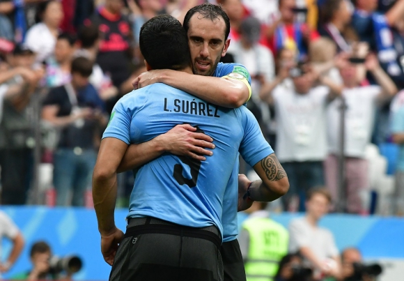 El abrazo. De Diego Godín con Luis Suárez. La amargura por la eliminación fue enorme. Foto: Nicolás Pereyra