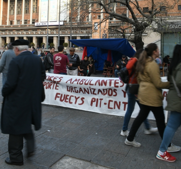 Conflicto: vendedores ambulantes y artistas callejeros se instalaron en explanada de la IMM. Foto: Darwin Borrelli