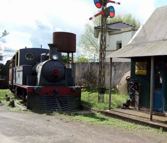 Una locomotora en el museo de coches antiguos y máquinas reconstruidas. Foto: Hotel Museo y Restaurant Fordt City