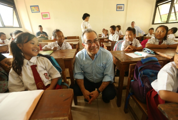 En el terreno: cada vez que visita un país, Jaime Saavedra intenta conocer una escuela nueva y conversar con los estudiantes. Foto: Banco Mundial