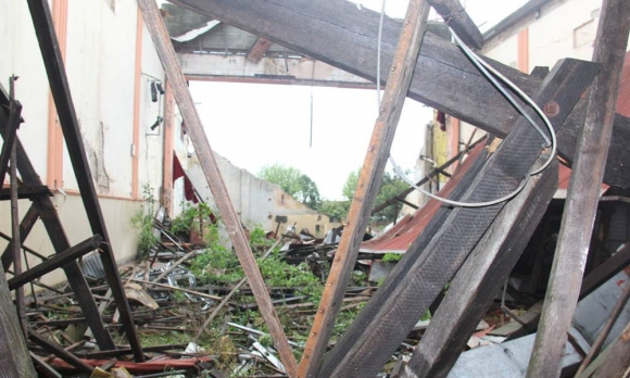 El techo del cine y teatro Paz y Unión de Dolores se cayó tras el temporal. Foto: Daniel Rojas
