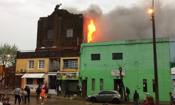 La casa de los artesanos tomó fuego por un rayo. Foto: Néstor Araújo
