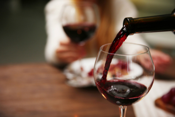 Una copa de vino al día sí resulta beneficiosa para la salud.