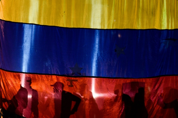 Una enorme bandera venezolana en un acto de Guaidó el miércoles en Caracas. Foto: AFP