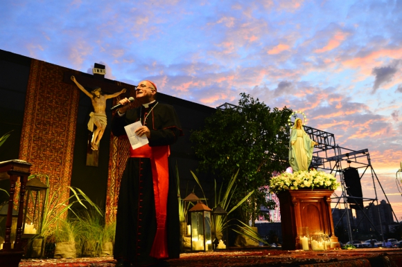Más de 15.000 personas escucharon la palabra del cardenal Sturla y rezaron frente a la Virgen y la imagen de Jesús. Foto: Gerardo Pérez
