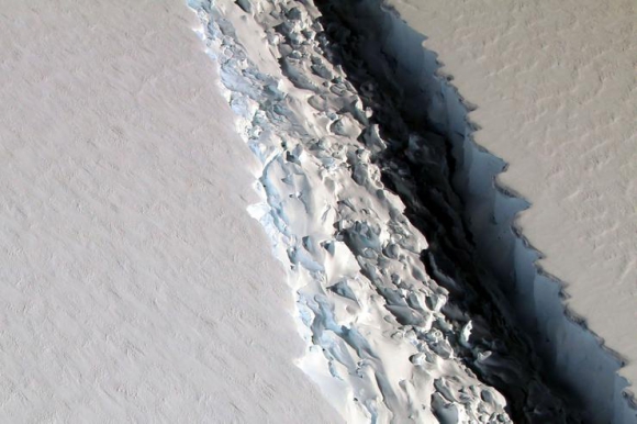 The fissure in the Antarctic area known as Larsen C is about 200 kilometers long and almost 2,000 meters wide and continues to grow day by day. Photo: AFP.