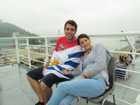 os uruguayos César Buzón y Karina Flores pasaron dos años a bordo del Logos Hope con el que visitaron puertos de Asia y África. Foto: Gentileza César Buzón