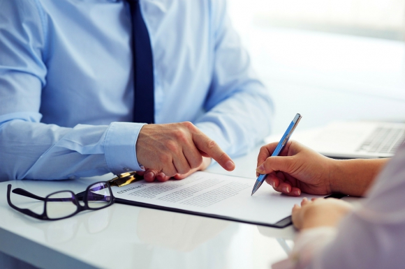 Firmando un contrato. Foto: Shutterstock