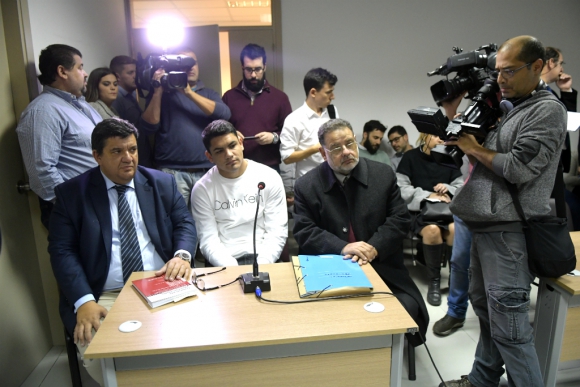 Gabriel Fernández junto a sus abogados (Foto: El País).
