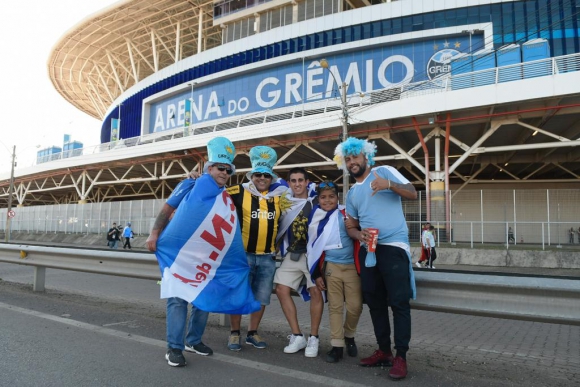 Los hinchas uruguayos en las afueras de los estadios de Porto Alegre, del Inter y del de Gremio donde se juega el partido de Uruguay.