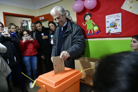 Tabaré Vázquez votó en La Teja. Foto: Fernando Ponzetto