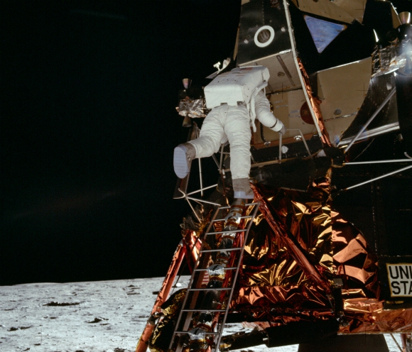 The crew of Apollo 11 had to go to the moon without life insurance, no company did not want to take the risk. Photo: NASA