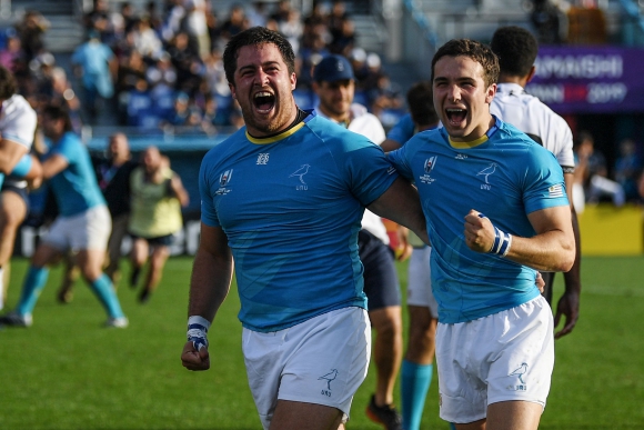 Facundo Gattas y Felipe Etcheverry tras el histórico triunfo de Uruguay. Foto: AFP.