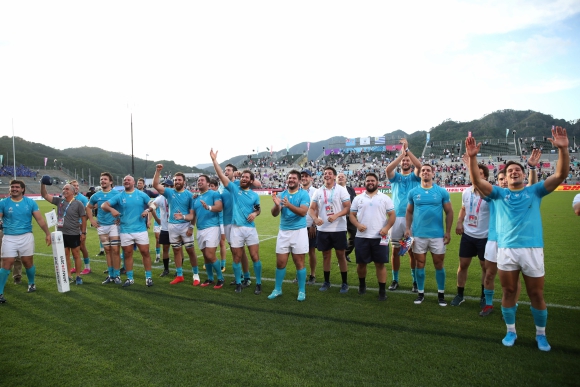 Los jugadores de Los Teros celebran la histórica victoria ante Fiji. Foto: AFP.