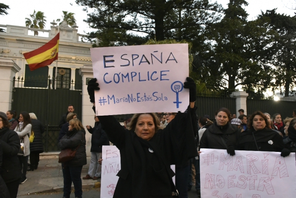Protesta frente a la embajada de España por el caso María. Foto: Darwin Borrelli