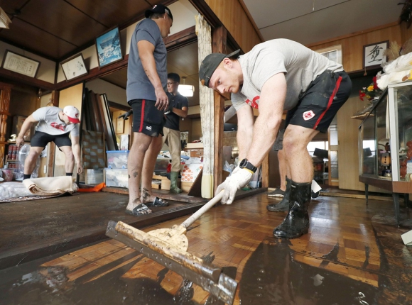 El fullback Peter Nelson de la selección de Rugby de Canadá ayudando en el Mundial de Japón tras el tifón. Foto: Reuters