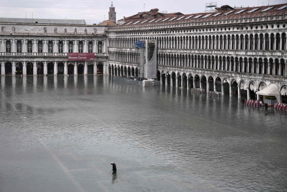 Inundación en la Plaza San Marcos. Foto: AFP
