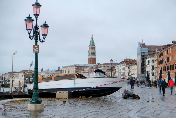 Varios barcos fueron dañados por inundación en Venecia. Foto: Reuters