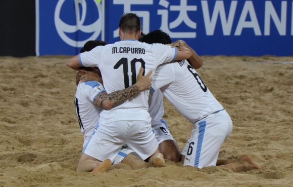 mundial futbol playa uruguay dejo afuera a un candidato y avanzo a cuartos de final ovacion 25 11 2019 el pais uruguay mundial futbol playa uruguay dejo