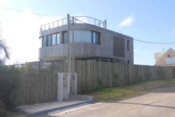 Casa de Nicolás Dujovne en Punta del Este. Foto: Ricardo Figueredo.