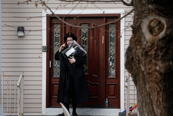Un hombre fuera de la residencia donde ocurrió el ataque. Foto: AFP