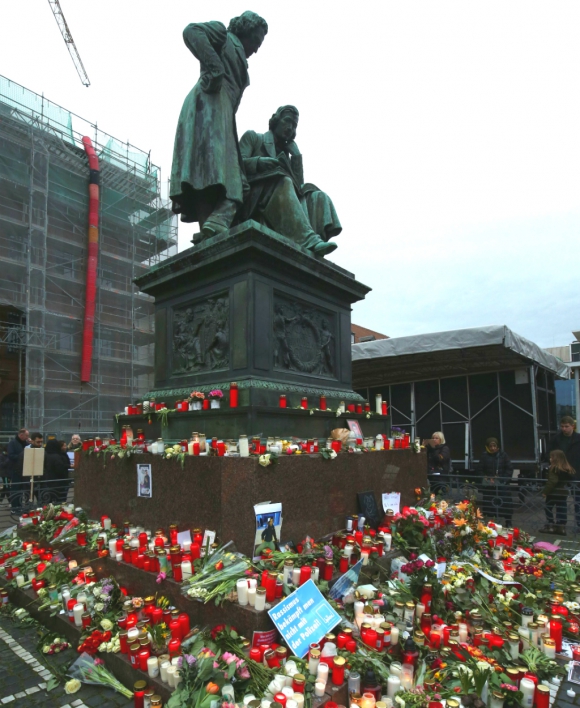 Opfergaben zum Gedenken an die Opfer am Denkmal der Brüder Grimm in Hanau.  Foto: Reuters