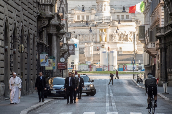 El papa salió del Vaticano para orar. Foto: AFP.