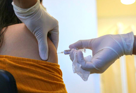 Se estima que la vacuna estará disponible en los primeros meses de 2021. Foto: AFP