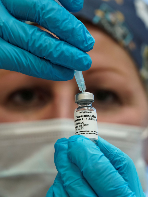 Una enfermera prepara la vacuna "Sputnik-V" de Rusia contra la enfermedad por coronavirus. Foto: Reuters.