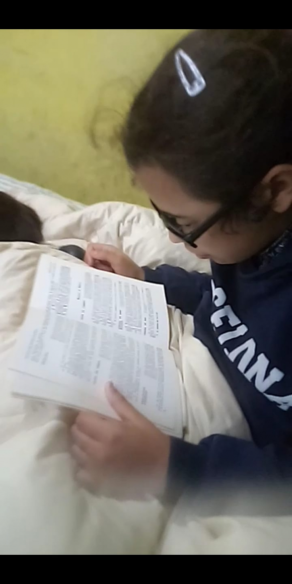 Avril leyendo con sus Orcam. Foto: Cortesía