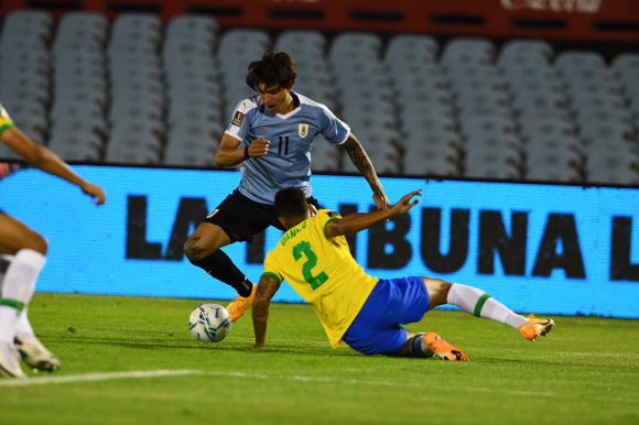 Darwin Núñez previo al remate que pegó en el horizontal en el Uruguay-Brasil. Foto: Nicolás Pereyra.