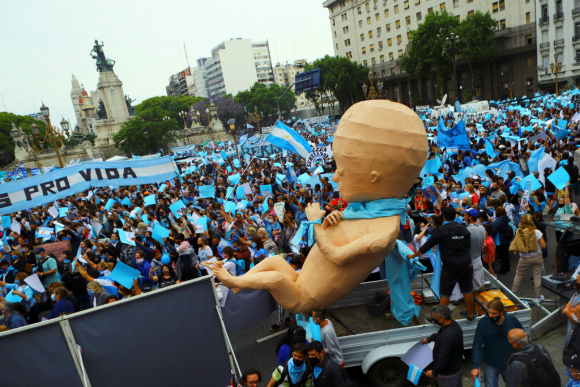 Protesta frente al Congreso de Argentina por proyecto que legaliza el aborto. Foto: Reuters