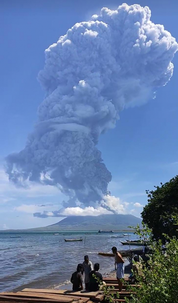Letusan gunung berapi abu Indonesia