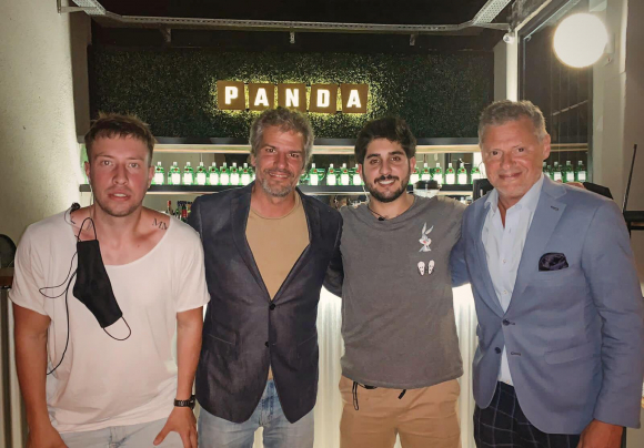 Patricio Giménez junto a su diseñador Pablo Muto y los dueños de Panda Bar, Agustín Almada y Juan Vitureira.