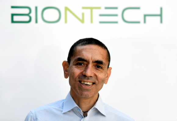 El CEO de BioNTech aseguró que las vacunas protegen contra la variante Ómicron: “No enloquezcan”